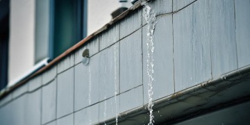 阳台外漏水问题该物业负责吗？